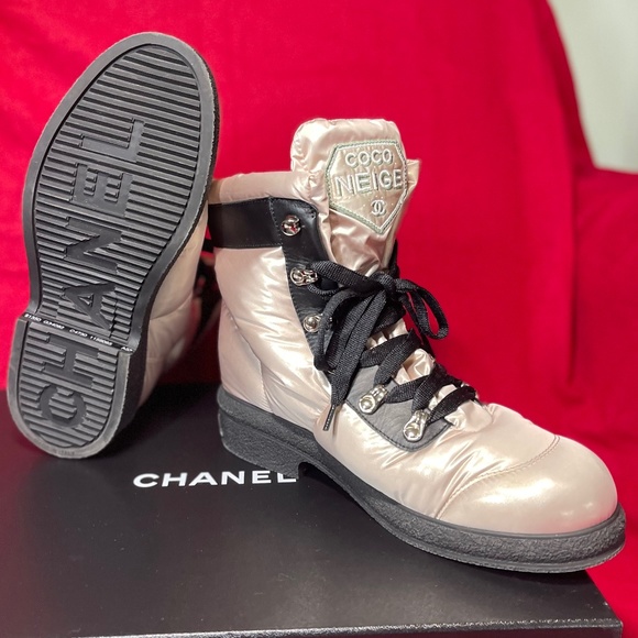 Chanel Rosey Ivory and Black Puffy Boots with Gold Embroidered Coco Neige badges - Picture 2 of 8